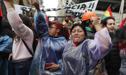 볼리비아 수도 라파스에 모인 반정부 시위대가 10일(현지시간) 에보 모랄레스 대통령의 사임 발표를 듣고 기뻐하고 있다. 연합뉴스