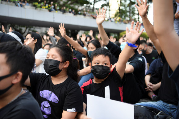 마스크 쓴 홍콩 어린이 - 민주화를 요구하는 홍콩 시위가 격화되는 가운데 홍콩 정부가 시행 중인 복면금지법은 위헌이라는 판결이 나왔다. 마스크로 얼굴을 가린 시민들이 지난 17일 시내에서 반정부 시위를 하고 있다. 2019.11.18로이터 연합뉴스