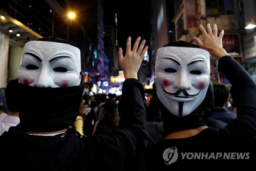 한 달 된 '복면금지법'에도 홍콩 '가면 시위' 여전 (홍콩 로이터=연합뉴스) 홍콩에서 시위대의 마스크 착용을 금지하는 복면금지법이 5일 시행 한 달을 맞은 가운데 영화 '브이 포 벤데타'에 등장해 저항의 상징이 된 '가이 포크스' 가면을 쓴 시민들이 반정부 시위를 벌이고 있다. leekm@yna.co.kr