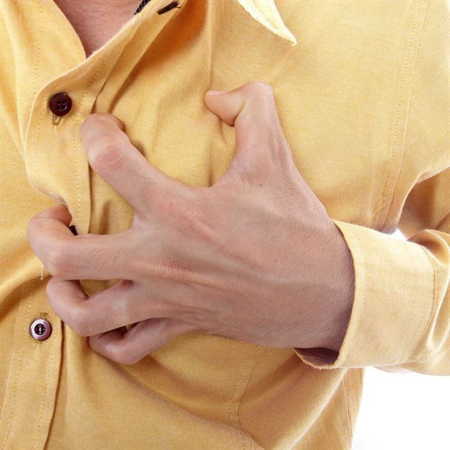 특별한 이유없이 심장이 두근두근거리거나 쿵쾅쿵쾅거리면 돌연사를 유발하는 부정맥을 의심할 필요가 있다. 게티이미지뱅크