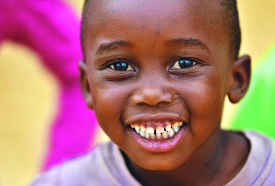 아프리카 잠비아 뭄브와에 있는 케네티 카운다 초등학교에서 한 아이가 월드비전 모니터링팀을 바라보며 천진난만한 표정으로 웃고 있다.