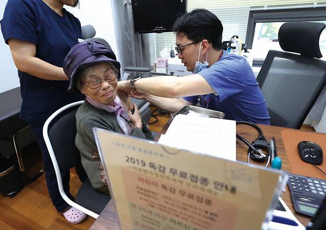 질병관리본부는 10월15일부터 어린이와 어르신, 임신부를 대상으로 인플루엔자(독감) 백신 무료접종을 본격 실시했다. 사진은 한 병원의 예방 접종 모습 ⓒ 연합뉴스