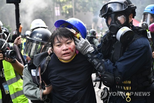 18일 홍콩 이공대에서 시위 참가자를 연행하는 진압 경찰 [AFP=연합뉴스]