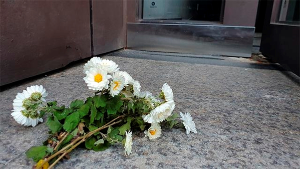 네 모녀가 극단적 선택을 한 서울 성북구의 한 다가구주택 앞에 지난 4일 하얀 국화꽃이 놓여있다. /이은영 기자