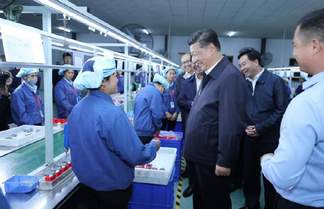 지난해 10월 광둥성 칭위안의 공장을 찾아 노동자들을 격려하는 시진핑 국가주석.  신화통신