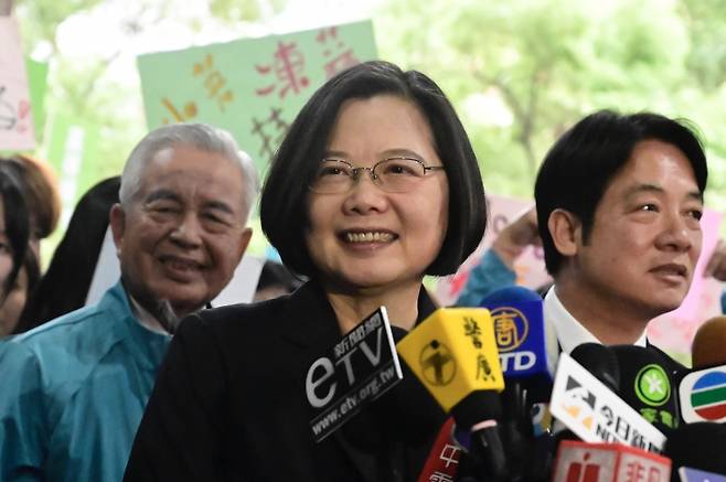 19일 차이잉원 대만 총통이 1월에 있을 선거의 후보 등록을 하고 인터뷰에 응하고 있다/사진=AFP