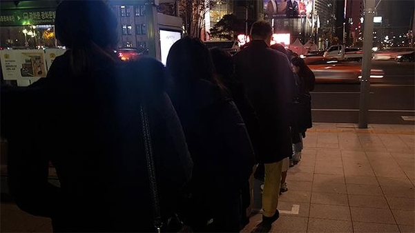 지난 20일 오후 서울 광화문빌딩 앞 버스정류장에 시민들이 경기 고양행 버스를 기다리고 있다. /권오은 기자