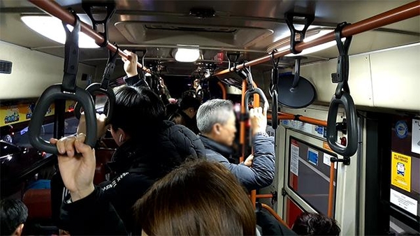 지난 20일 파업의 여파로 9707번 버스로 사람들이 몰리면서 세 정거장 지난 당산역 푸르지오아파트 정류장부터 사람이 가득 찼다. /김송이 기자