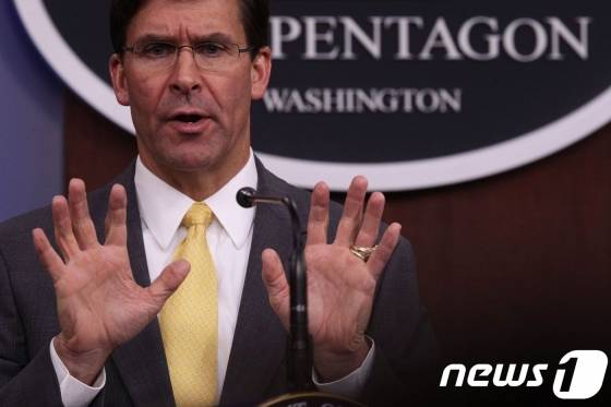 (알링턴 AFP=뉴스1) 우동명 기자 = 마크 에스퍼 미국 국방장관이 28일(현지 시각) 버지니아주 알링턴의 국방부 청사에서 취임 한달을 맞아 기자회견을 하고 있다. 에스퍼 장관은 이날 한국의 한일군사정보보호협정(지소미아) 종료 결정과 관련, "한일 양측에 매우 실망했고 여전히 실망하고 있다"고 말했다. © AFP=뉴스1 <저작권자 © 뉴스1코리아, 무단전재 및 재배포 금지>