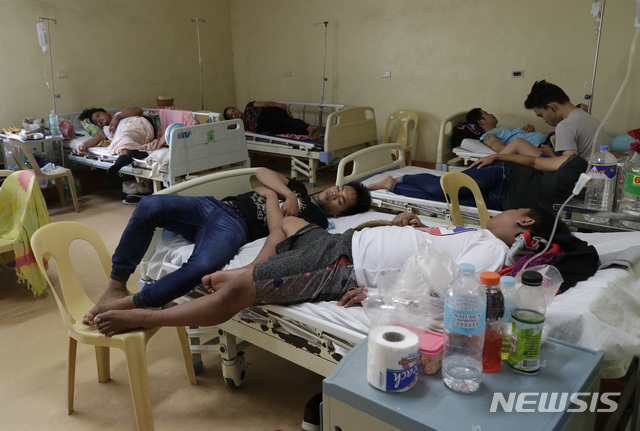 【마닐라=AP/뉴시스】7일(현지시간) 필리핀 마닐라의 성 라자로 정부 병원의 한 병실에서 뎅기열 환자들이 치료를 받고 있다.  필리핀 보건당국은 6일 뎅기열을 전국적으로 창궐하는 전염병으로 선포했다. 보건당국은 올 1월부터 7월20일까지 14만6062명이 뎅기열에 걸려 지난해 같은 기간보다 98% 넘게 급증했으며 이 중 622명이 사망했다고 밝혔다. 2019.08.07.