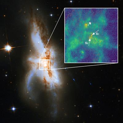 은하 중앙에서 초대질량블랙홀 3개가 동시 합체 중인 NGC 6240 북쪽(N)과 남쪽 블랙홀 2개만 있는 것으로 알려졌다가 남쪽 블랙홀이 S1과 S2 두 개로 구성된 것이 새롭게 밝혀졌다. 박스 안의 녹색은 블랙홀을 둘러싸고 있는 이온화된 가스를 나타낸다. [P.바일바허(AIP),  NASA, ESA,허블헤리티지(STScI/AURA)-ESA/허블협력단,  A. 에번스(버지니아대학/NRAO/스토니브룩대학) 제공]