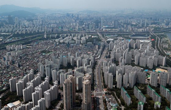 문재인 정부가 들어선 2년 반 동안 서울 생활이 무척 고달파졌다. 집값이 전세계적으로도 매우 높게 올랐고 내집 마련이 더 어려워졌다.