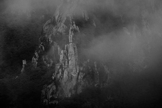 한국 최초이자 유일의 여성 암벽 사진작가인 강레아씨가 촬영한 산들. 사진은 설악산의 한 봉우리. [사진 강레아]