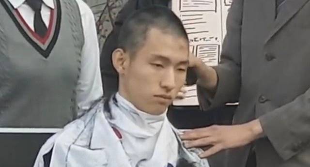 인헌고 김화랑 학생이 23일 3시 서울시교육청 앞에서 조희연 교육감 사퇴를 촉구하는 삭발식을 열었다. /유튜브 캡처