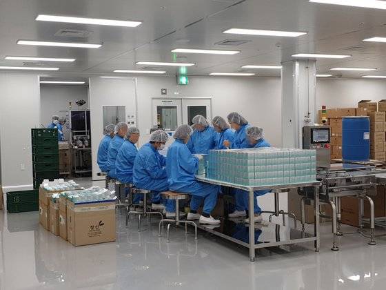강릉 생산공장에서 파마리서치 직원들이 제품을 포장하고 있다. 강릉=김정민 기자