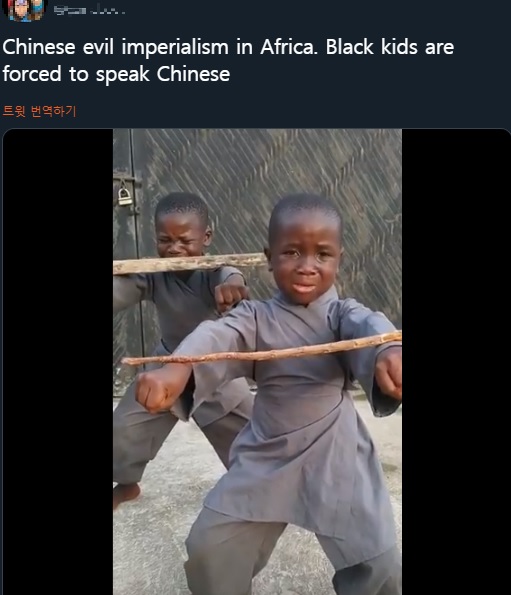 중국어로 노래를 부르며 눈물 흘리는 흑인 어린이들. / 사진 = 트위터 갈무리