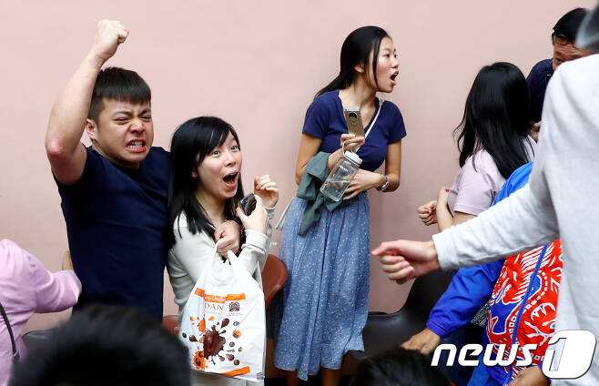 25일 홍콩의 사우스호라이즌 서구 투표소에서 범민주 진영 지지자들이 선거에서 승리를 거두자 기뻐하고 있다. © 로이터=뉴스1 © News1 우동명 기자