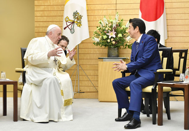 프란치스코 교황이 25일 아베 신조 총리의 안내를 받아 도쿄 일본 총리관저에 들어서고 있다. [출처=교도·연합뉴스]