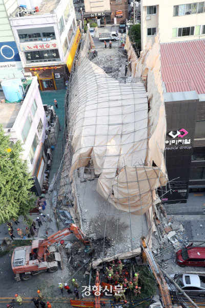 지난 7월 서울 서초구 잠원동에서 철거 작업중이던 5층 건물 외벽이 무너지면서 발생한 부상자를 구조하기위해 소방대원들이 작업을 하고 있다. |김정근 선임기자