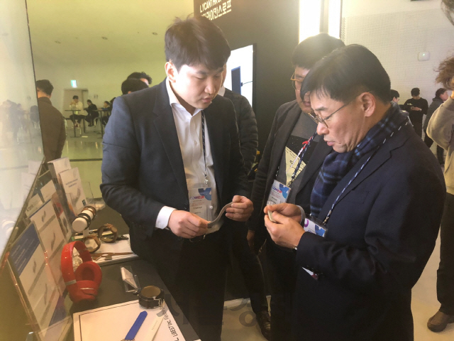 주은기(오른쪽) 삼성전자 부사장이 28일 서울 동대문디자인플라자(DDP)에서 열린 ‘컴업 2019’ 행사에서 플렉시블 배터리 제조사 리베스트 관계자의 설명을 듣고 있다./이수민기자
