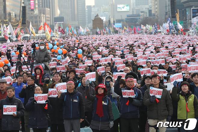 30일 오후 서울 종로구 광화문광장에서 열린 '2019 전국민중대회'에서 참가자들이 구호를 외치고 있다. 2019.11.30/뉴스1 © News1 오대일 기자