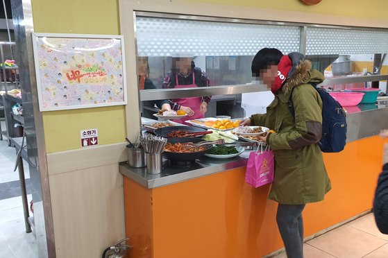 강남교회뿐 아니라 성복중앙교회도 매일 아침 청년들을위한 식사를 무료로 제공한다. 왼편에는 청년들의 감사인사가 걸려있다. 편광현 기자
