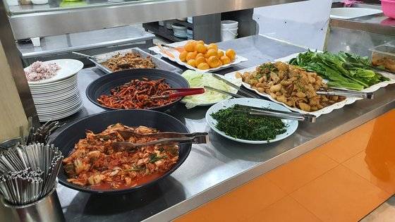 강남교회뿐 아니라 성복중앙교회도 매일 아침 청년들을위한 식사를 무료로 제공한다. 길성운 담임목사는 "주2회 고기반찬 제공, 야채와 과일 제공, 전도하지 않기가 원칙"이라고 밝혔다. 편광현 기자