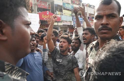11월 30일 인도 하이데라바드 인근에서 집단성폭행·살인 사건에 항의하는 주민들. [로이터=연합뉴스]