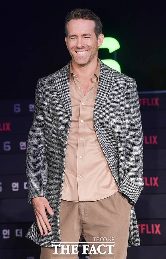 배우 라이언 레이놀즈가 2일 오전 서울 종로구 광화문 포시즌스 호텔에서 열린 넷플릭스 제작 영화 '6 언더그라운드'의 내한 기자간담회에 참석해 포즈를 취하고 있다. /김세정 기자
