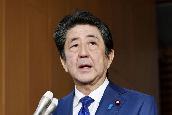 아베 신조 일본 총리가 지난 11월 28일 기자단과 만나 북한의 발사체에 대해 언급하고 있다. 사진=AP교도연합뉴스