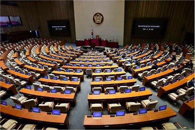 자유한국당이 29일 국회 본회의 모든 안건에 필리버스터(무제한 토론)를 신청한 가운데 일부 한국당 의원들 외 의원들이 참석하지 않으며 본회의가 열리지 못하고 있다. 윤창원기자