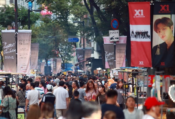2019년 추석 연휴 마지막날인 9월 15일 오후 서울 중구 명동 거리에서 시민들과 관광객들이 오가며 거리를 가득 메우고 있다. 사진=연합뉴스