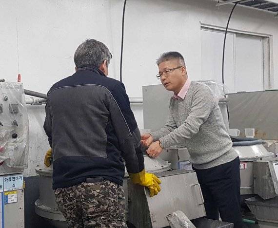고광우 광명바렐연마 대표(오른쪽)가 직원과 주문받은 작업에 대해 상의하고 있다. 이 회사는 5년전부터 미래 먹거리로 전기자동차 부품과 배터리 생신 물량 비중을 늘려가고 있다.