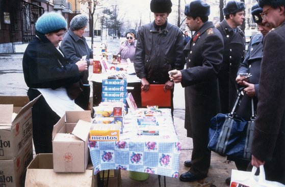 거리에 탁자를 내다놓고 한국산 초코파이 등을 판매하는 러시아 하바로프스크의 상인들. [중앙포토]