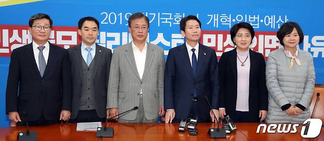 이인영 더불어민주당 원내대표가 4일 서울 여의도 국회에서 자유한국당을 뺀 바른미래당·정의당·민주평화당 및 대안신당 소속 의원들과 '여야 4+1' 예산안 회담을 주재하고 있다. 왼쪽부터 전해철 더불어민주당, 채이배 바른미래당, 유성엽 대안신당, 이인영 원내대표, 박주현 민주평화당, 이정미 정의당 의원. 2019.12.4/뉴스1 © News1 이종덕 기자