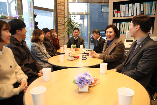 박영선 중기부 장관이 6일 경기 화성 코아드 본사를 찾아 직원들과 이야기를 나누고 있다. / 사진제공=중기부