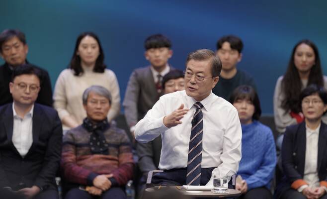 문재인 대통령이 11월19일 오후 서울 상암동 MBC에서 '국민이 묻는다, 2019 국민과의 대화'를 하고 있다. ⓒ 연합뉴스