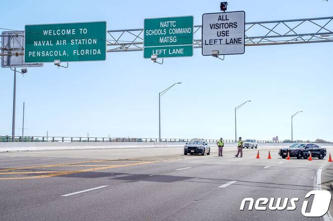 6일(현지시간) 플로리다 소재 해군 항공기지에서 총격 사건이 발생한 다음 당국이 기지로 연결되는 다리의 교통을 통제하고 있다. © AFP=뉴스1