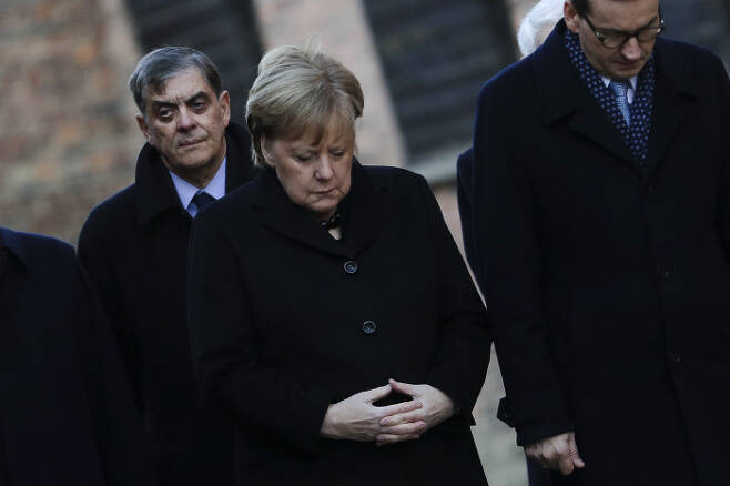 앙겔라 메르켈 독일 총리(왼쪽)가 6일(현지시간) 마테우시 모라비에츠키 폴란드 총리와 함께 아우슈비츠-비르케나우 강제수용소에서 과거 독일의 유대인 학살 전쟁범죄 희생자들을 추모하고 있다. AP연합뉴스