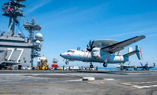 프랑스 해군 E-2 조기경보통제기가 미 해군 핵항모 조지부시호 갑판에 착륙하고 있다. 미 해군 제공