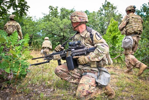 미 육군 병사들이 기동훈련을 하는 도중 M249 사수가 동료들의 전진을 엄호하며 경계를 하고 있다. 미 육군 제공