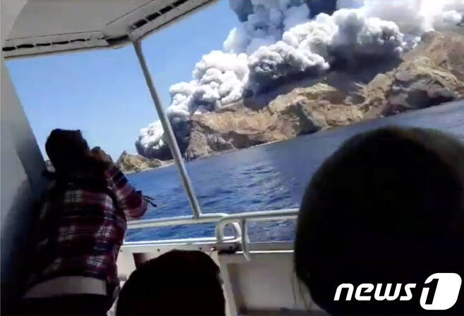 뉴질랜드 북섬 동해안에 있는 화이트섬에서 화산이 폭발해 최소 5명이 숨졌다. © 로이터=뉴스1