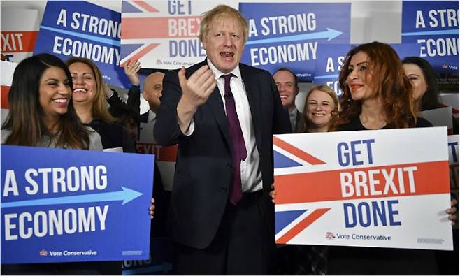 보수당 선거본부에서 지지자들과 사진을 찍는 존슨 영국 총리.(사진=AP/연합뉴스 제공)