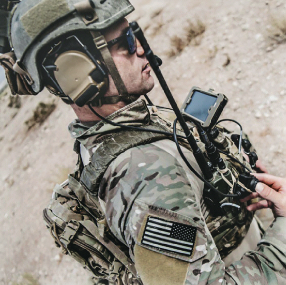 미 육군의 한 병사가 ‘갤럭시 S9’ 전술용 스마트폰을 가슴에 차고 지휘부와 통신을 하고 있다.삼성전자 홈페이지