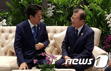 문재인 대통령과 아베 일본 총리가 지난 11월4일 오전 태국 방콕 임팩트 포럼에서 아세안+3 정상회의에 앞서 환담하고 있다. (청와대 제공) 2019.11.4/뉴스1