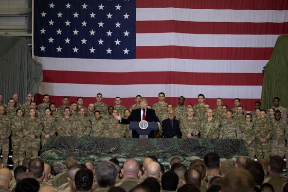아프가니스탄 전쟁은 미국에 아픈 상처다. 도널드 트럼프 대통령이 지난달 아프간 군 기지를 깜짝 방문해 군 병력 감축 계획을 밝히고 있다. [AP=연합뉴스]