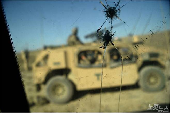 총탄 자국 유리창 통해 보이는 아프간 미군들.(사진=AP/연합뉴스 제공)