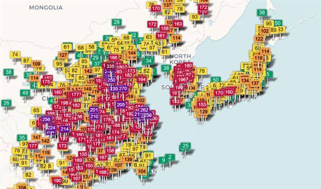 한국, 중국, 일본 등 동북아 미세먼지 상황. 가장 많이 보이는 빨간색은 ‘건강에 해로움’ 상태고, 주황색은 ‘경계’, 노란색은 ‘보통’이다. 초록색은 ‘좋음’을 뜻한다. 중국 내륙 쪽 갈색 계통의 붉은 색은 대기 농도가 가장 악화된 ‘위험’을 의미한다. aqicn.org 캡처