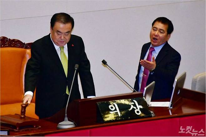 문희상 국회의장이 10일 저녁 국회 본회의에서 내년도 정부 예산안 수정안을 가결 시키는 가운데 자유한국당 심재철 원내대표가 항의를 하고 있다. 윤창원기자