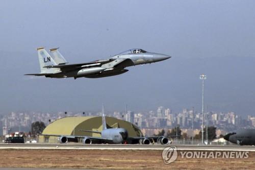 터키 인지를리크 공군기지에서 이륙하는 미 공군의 F-15 전투기 [AP=연합뉴스 자료사진]